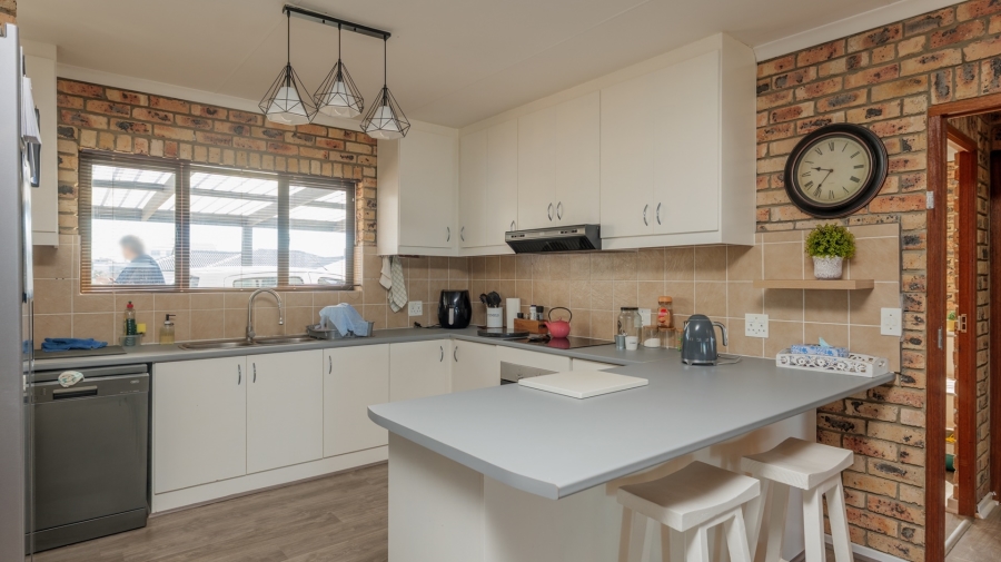 To Let 4 Bedroom Property for Rent in Oceanview Heights Western Cape